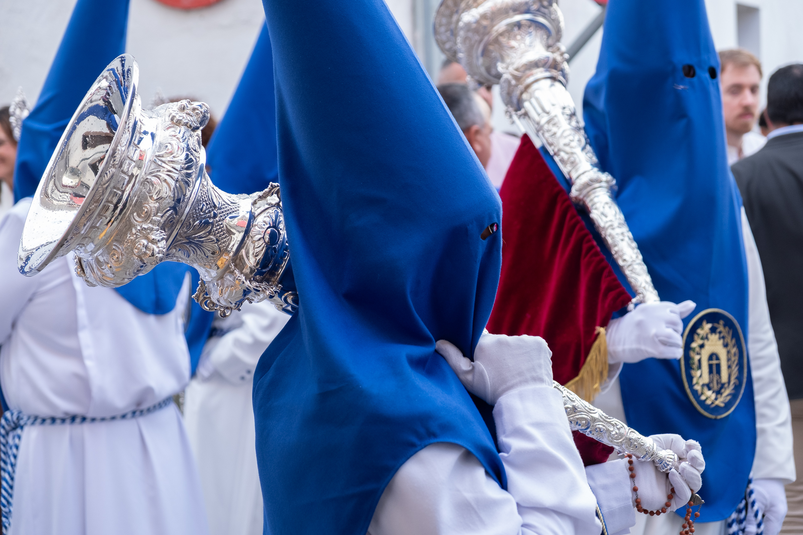 Detail – blaue Nazarenos mit silbernen Rauchfässern